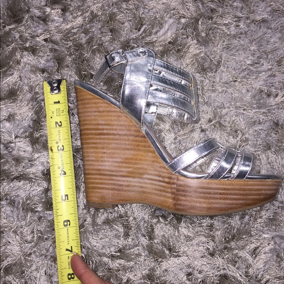 Kenneth Cole silver strapped wedges 👡 👡 - Picture 4 of 7